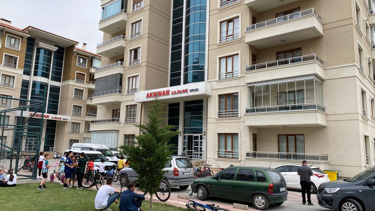 Karısını bıçaklayarak öldürüp başında bekledi