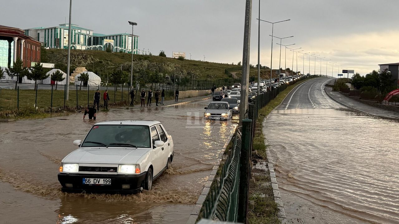 Yozgat’ta sağanak yağış trafiği felç etti: Araçlar yolda mahsur kaldı!