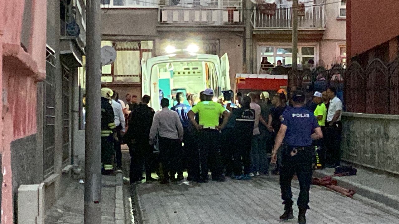 Boğazına bıçak dayadı… Evini ateşe verdi!