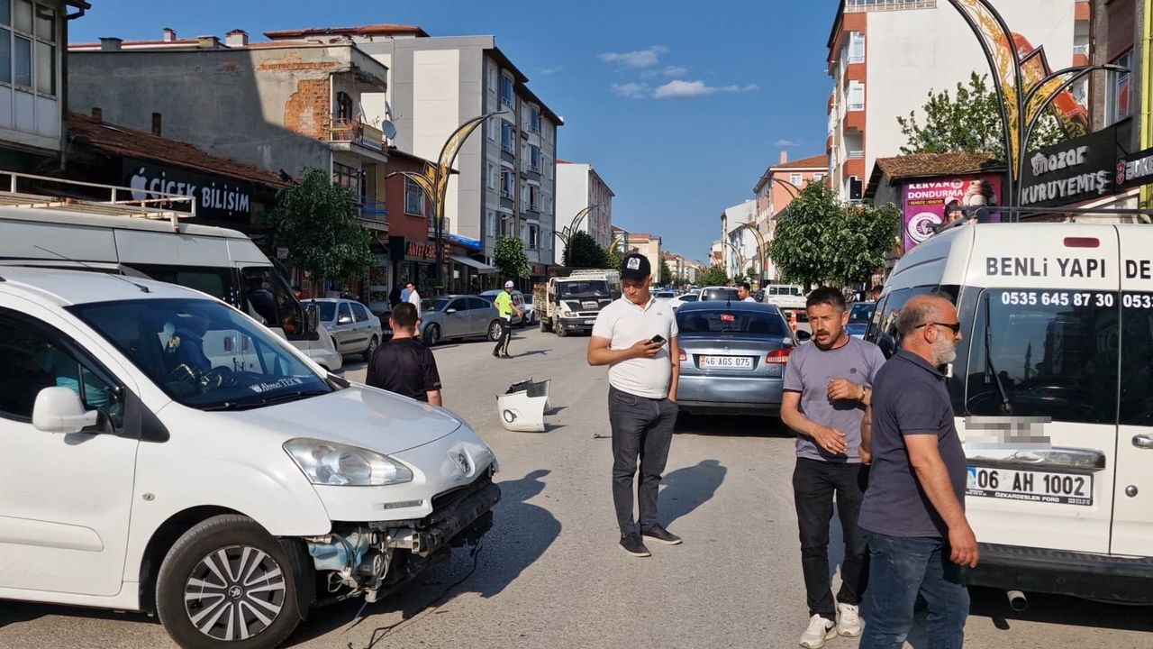 3 araç birbirine girdi!