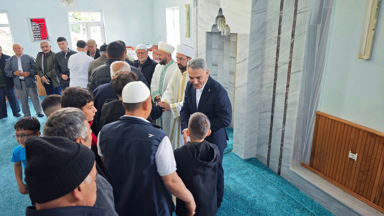 Vali Özkan bayram namazı sonrası vatandaşlarla bayramlaştı