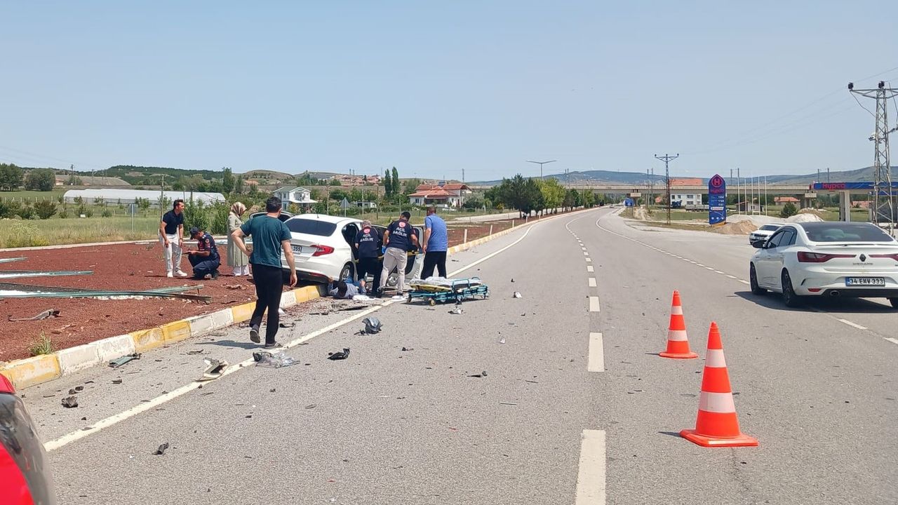 Yozgat'ta iki otomobil çarpıştı: Ölü ve yaralılar var