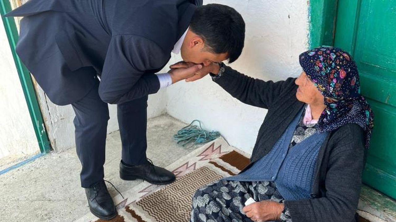 Belediye başkanı vatandaşlarla bayramlaştı