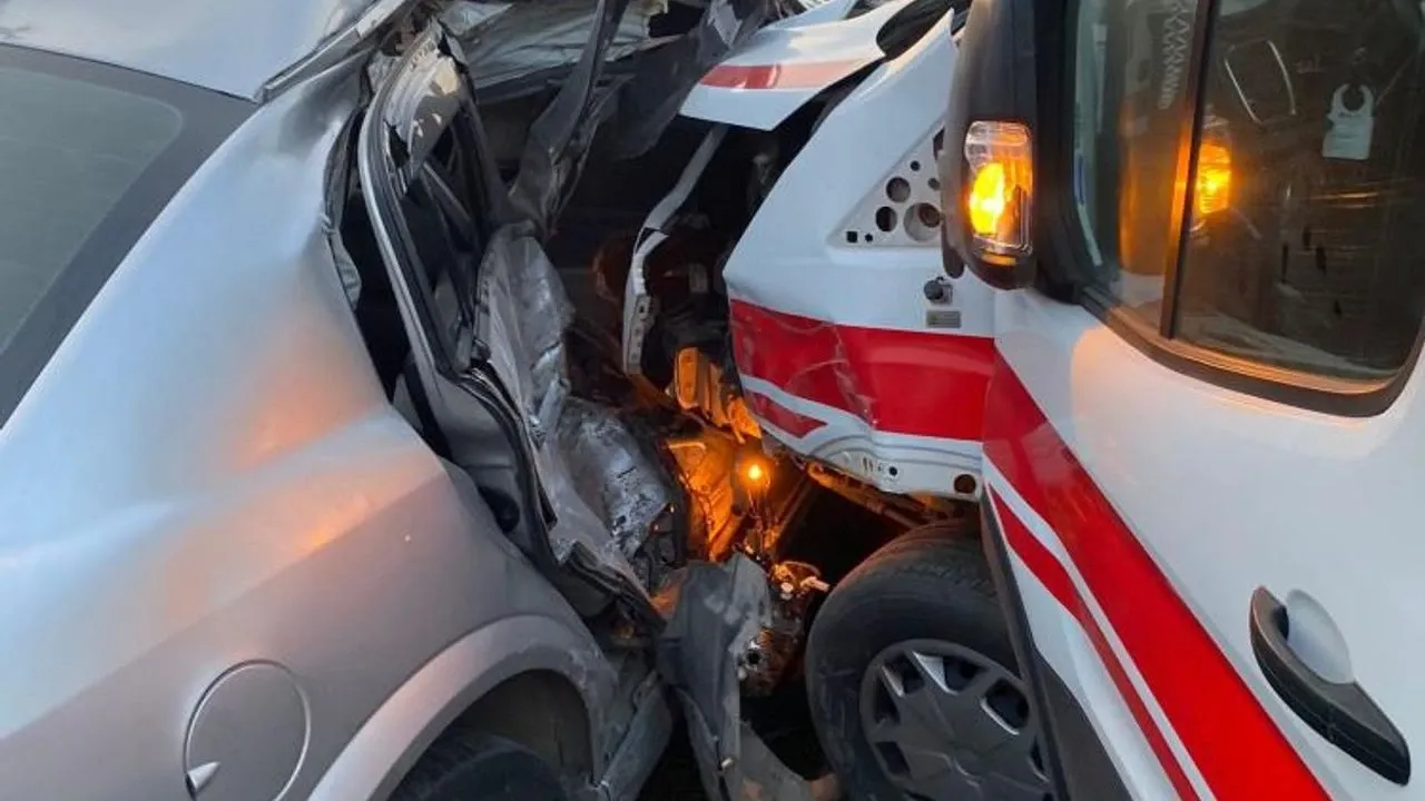 Ambulansla çarpışan otomobil bariyerlere çıktı!