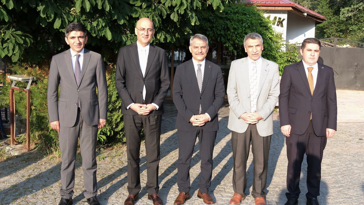 Yozgat’ta bayrak değişimi: Kaymakamlar onuruna veda yemeği düzenlendi