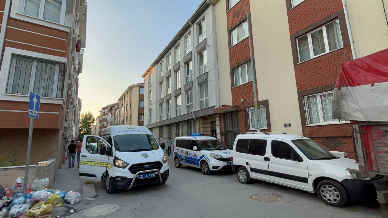 Çürümeye başlayan cesetin kokusu apartmanı sardı!