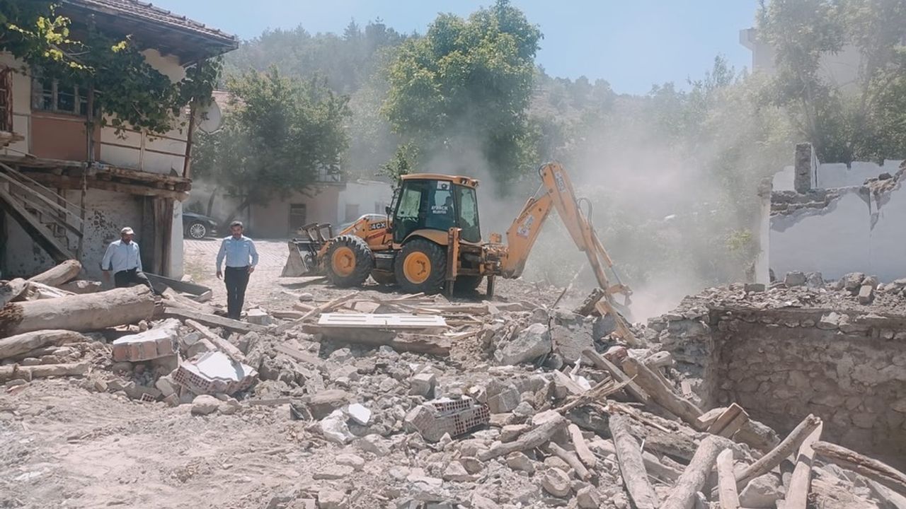Aydıncık'ta metruk binalar yıkılıyor