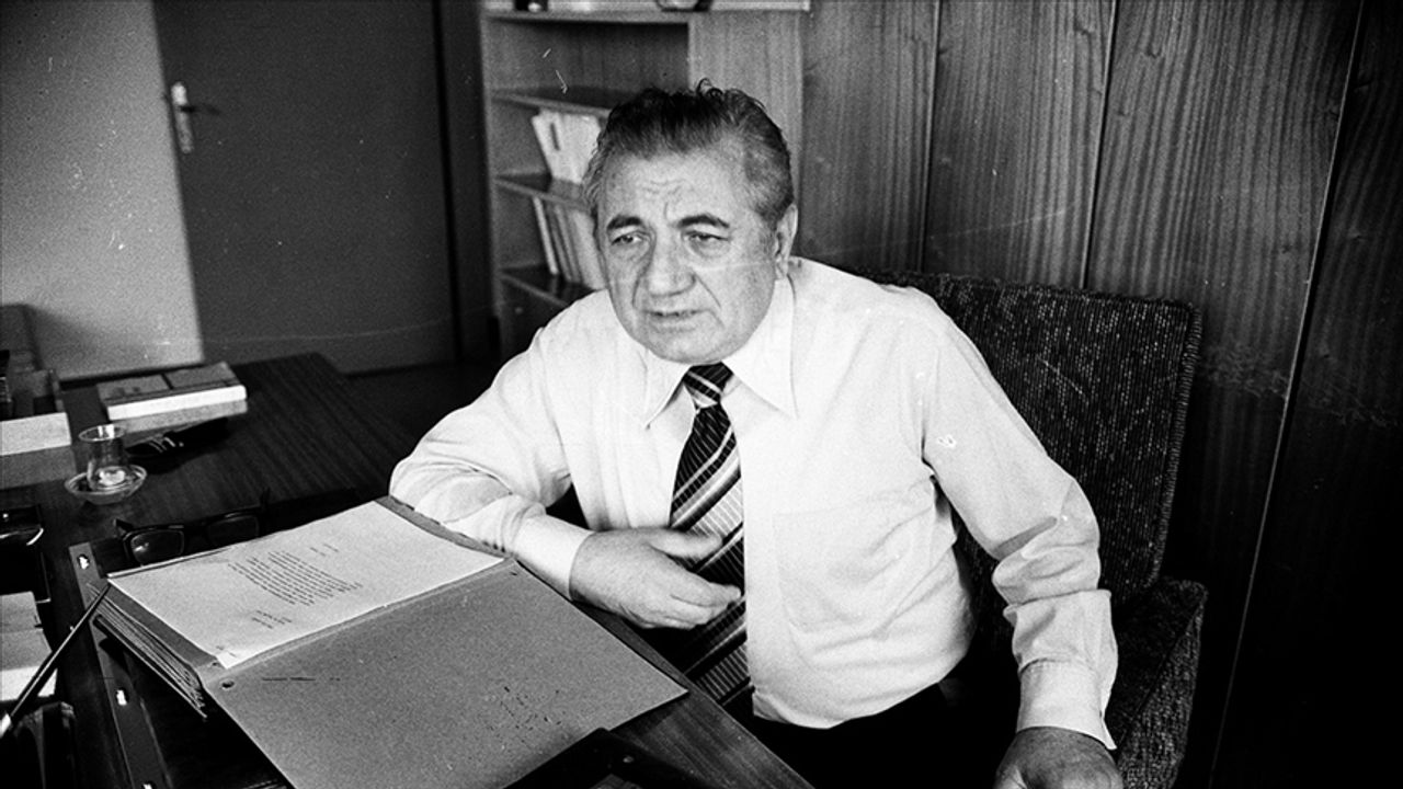 Şair ve eğitimci Cahit Külebi kimdir?