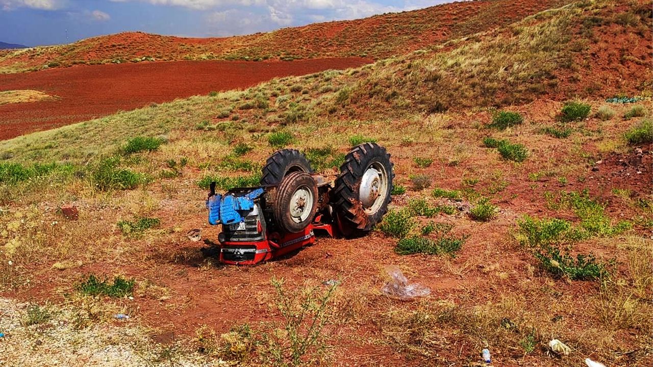 Traktör kazası: Sürücü hayatını kaybetti… Eşi ağır yaralandı!