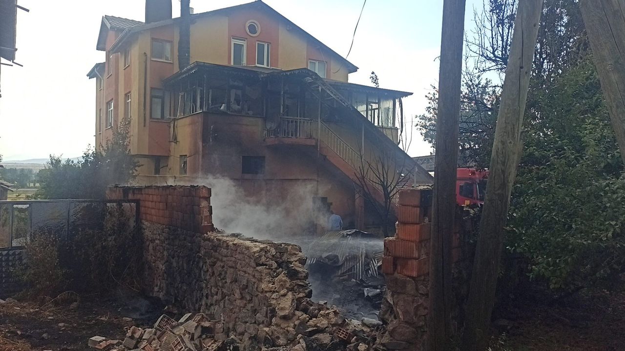 Otları temizlemek için ateş yaktı… Komşusunun evini yaktı!