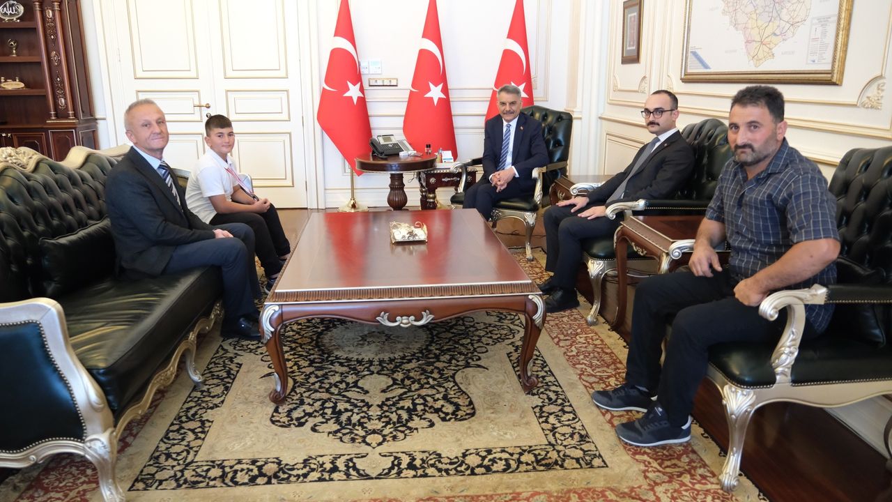 Vali Özkan şampiyonu makamında ağırladı