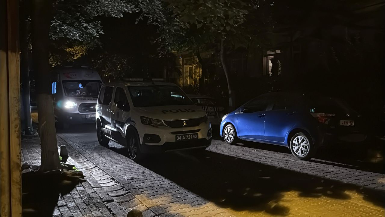 Bir adam evinin önünde alkol içen 2 kişiyi silahla vurdu
