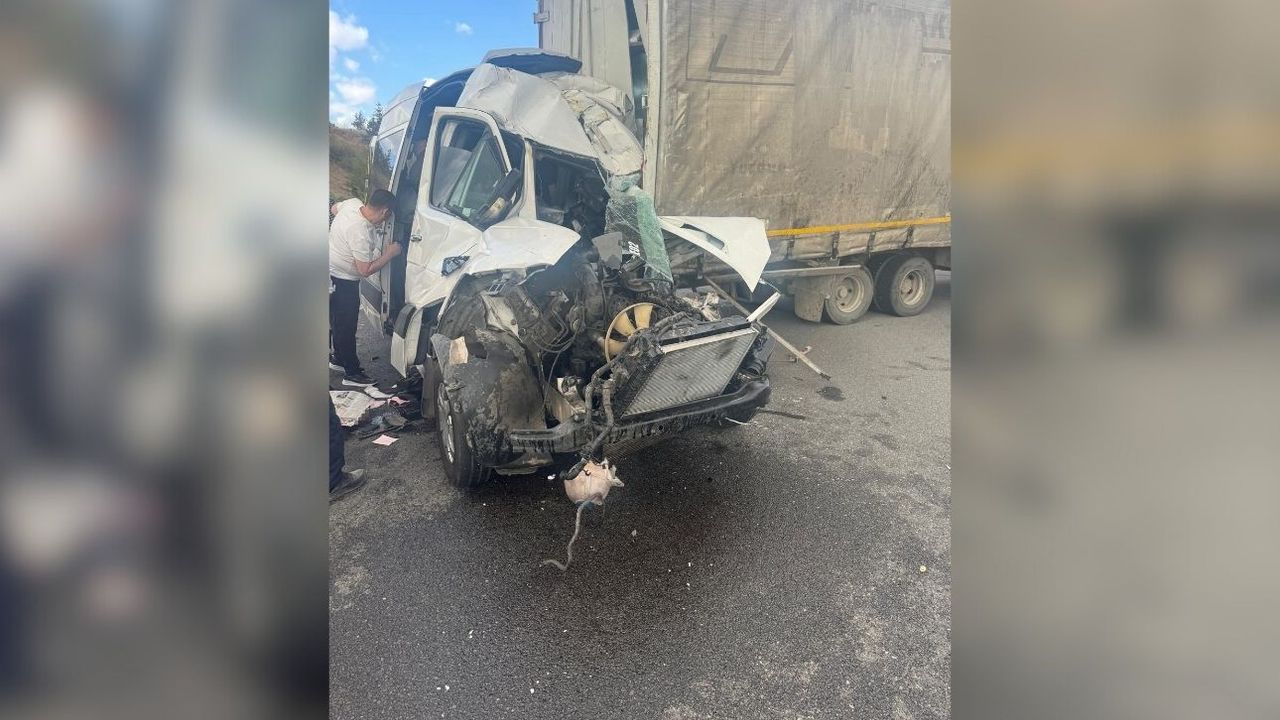 Servis minibüsü kamyona çarptı: 1 ölü 5 yaralı!