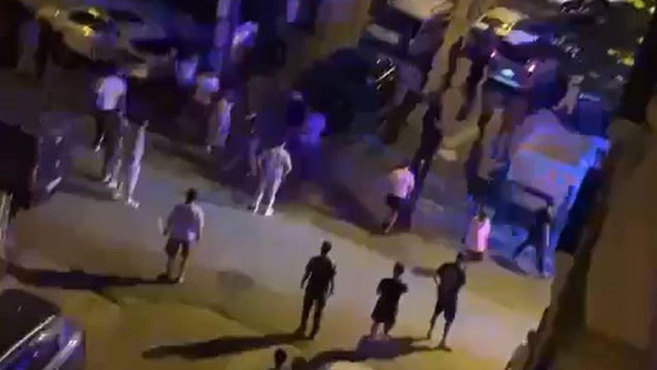 Gözü dönmüş adam ailesine saldırdı… Müdahale etmek isteyenlere bıçak çekti!