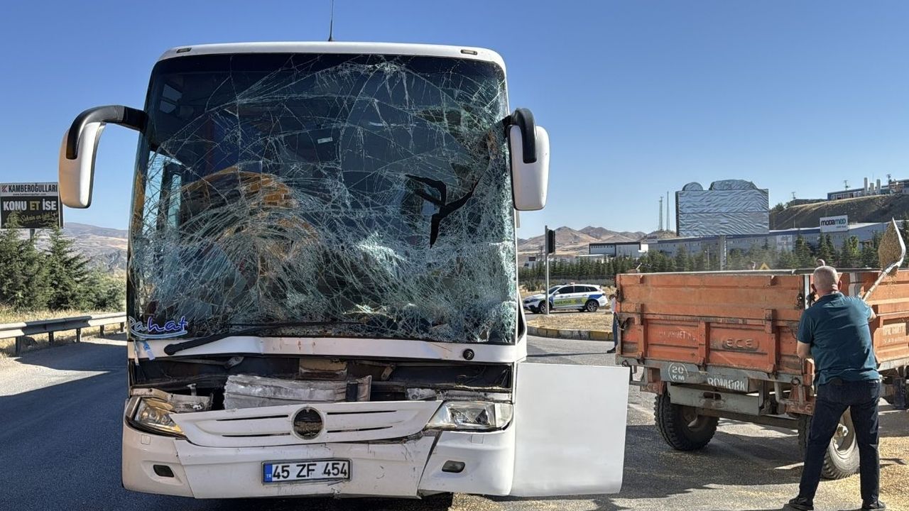Feci kaza… Yolcu otobüsü ile traktör çarpıştı!