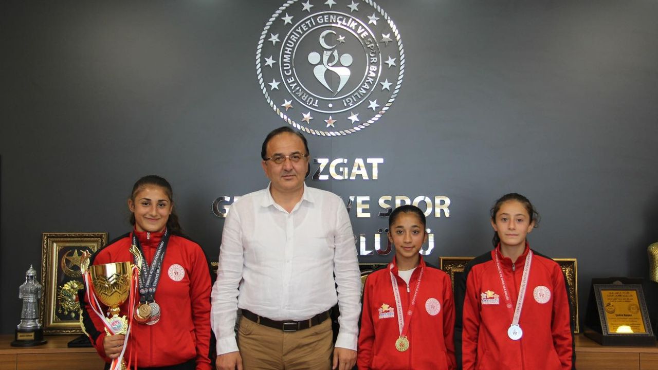 Yozgat'ta şampiyon sporculardan müdüre ziyaret