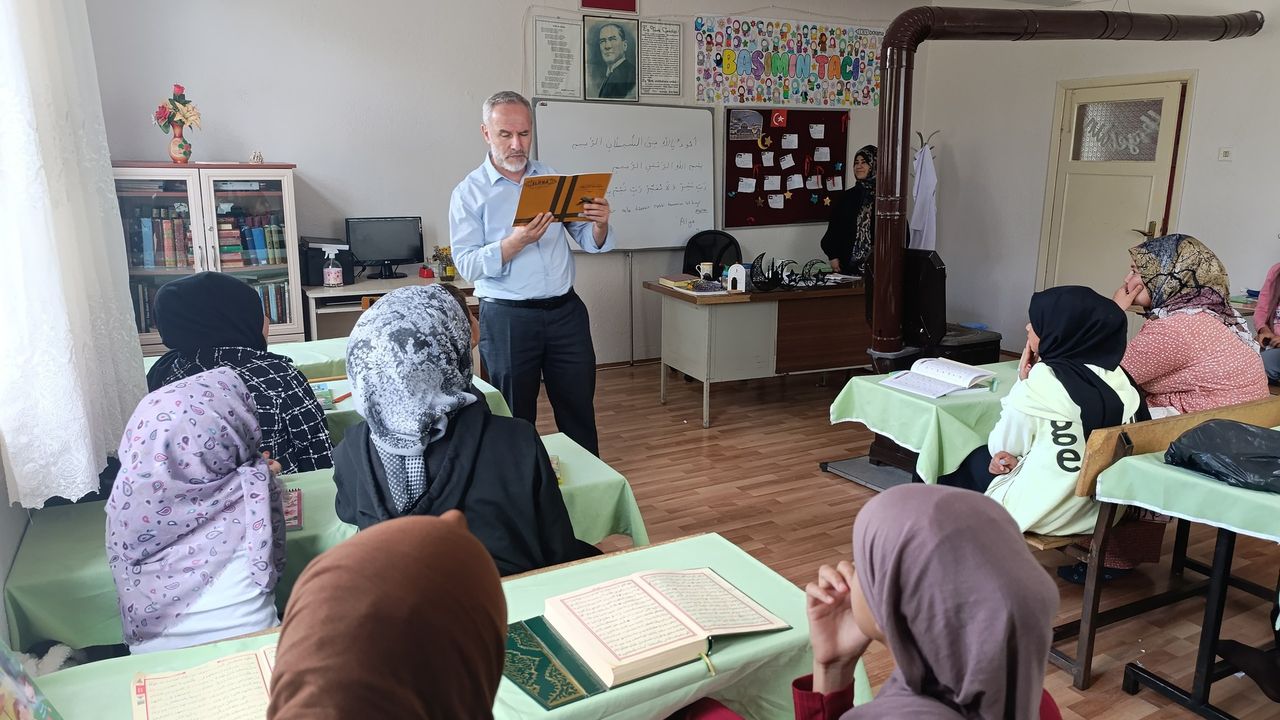 Sarıkaya Müftüsü Kur’an kurslarını ziyaret etti