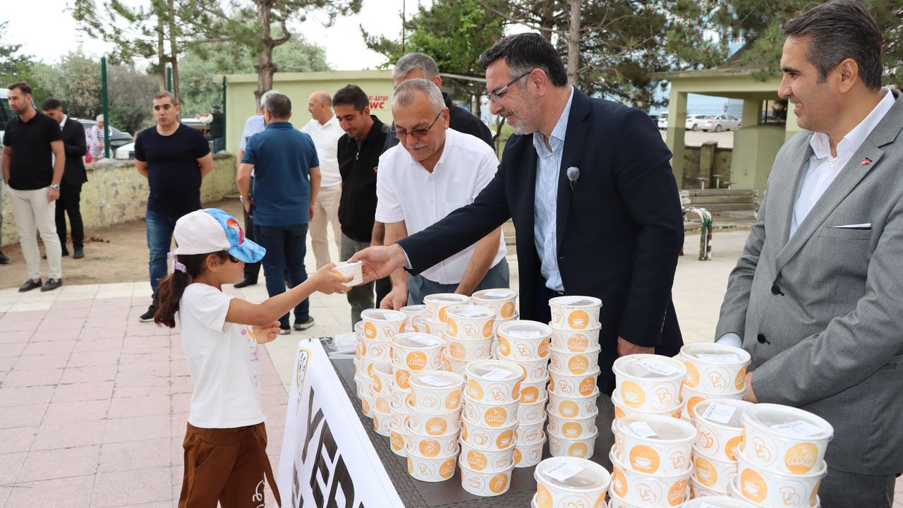 Yerköy'de vatandaşlara aşure ikramı yapıldı