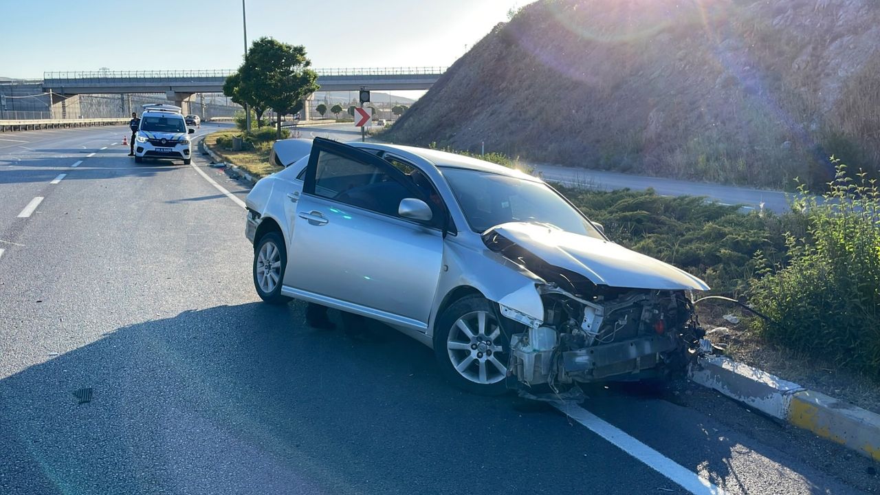 Sivas’ta feci kaza: Otomobil refüje çarptı, 2 kişi yaralandı
