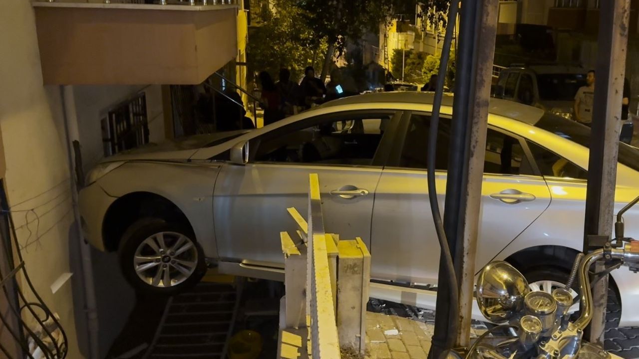 Fren yerine gaza basan kadın sürücü binaya çarptı