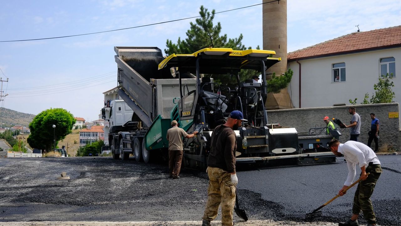 Akdağmadeni'nde sıcak asfalt çalışmaları sürüyor