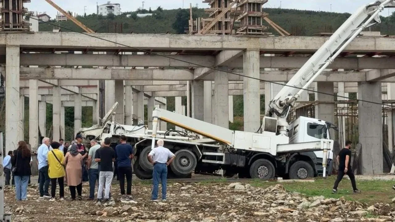 Beton mikseri devrildi: Genç hayatını kaybetti!