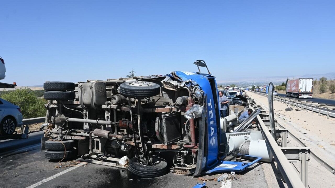 Otomobilin çarptığı trafo yüklü kamyon devrildi: 2 yaralı