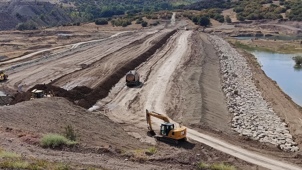 DSİ Müdürü Şenol, Sorgun'da gölet inşaatını inceledi