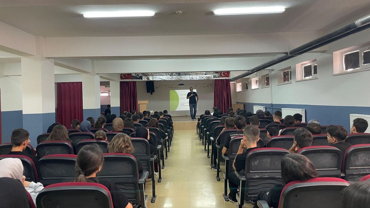 Akdağmadeni'nde gençler bilimle buluştu