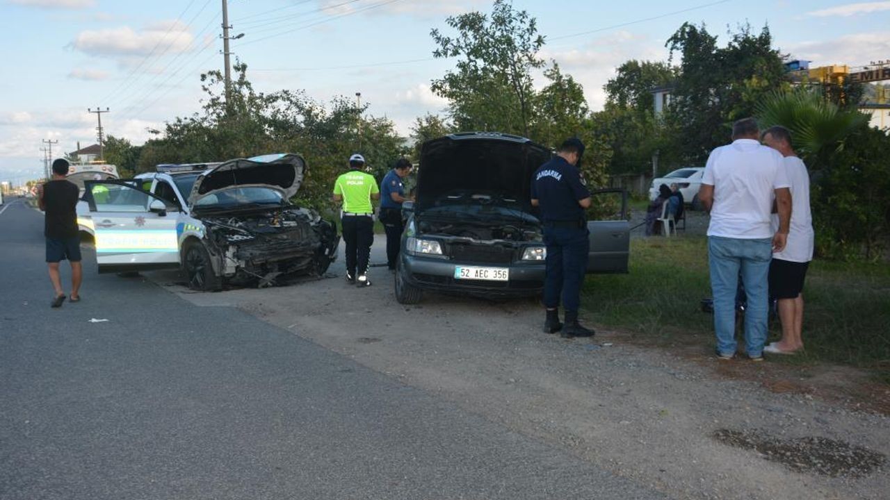 Düğün konvoyunda kaza: Polis ve çocuk yaralandı!