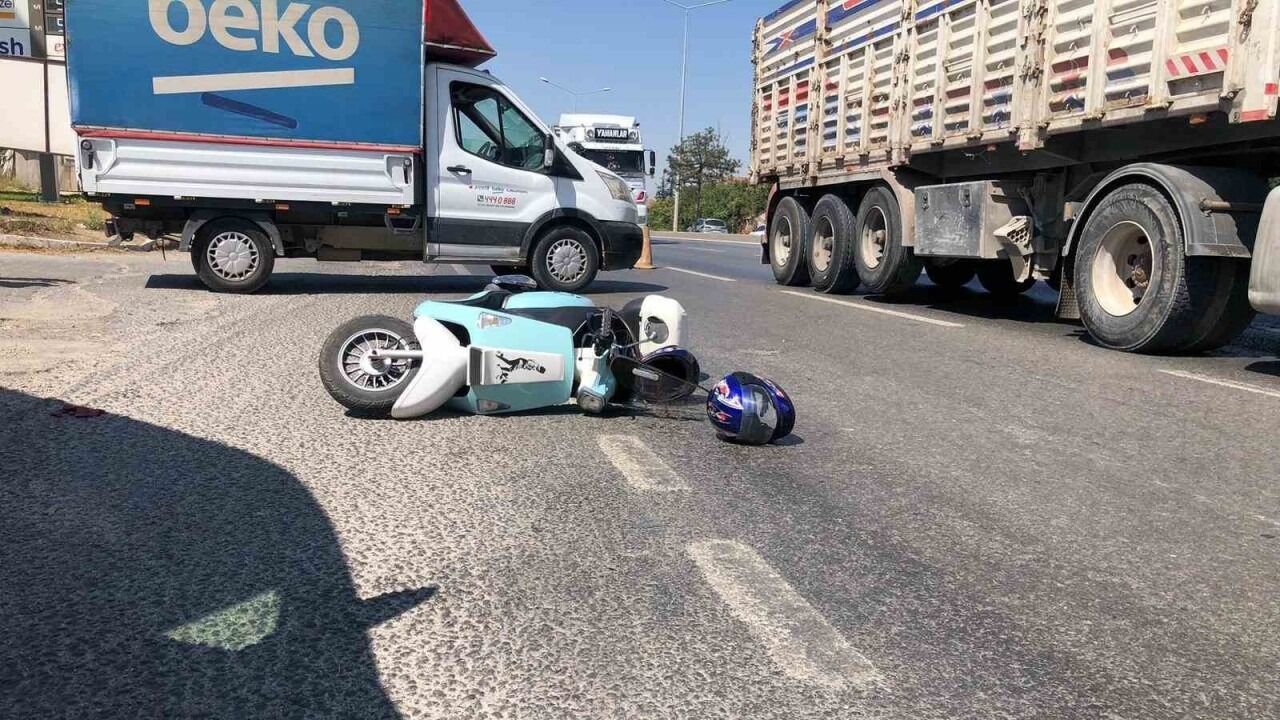 Kamyonetle çarpışmamak için manevra yapan motosiklet devrildi!