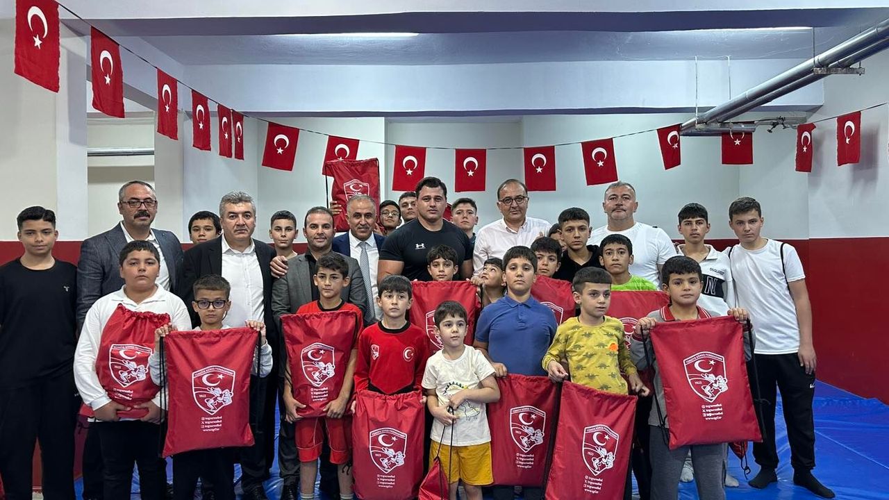 Milli güreşçi Rıza Kayaalp Yozgatlı gençlerle buluştu