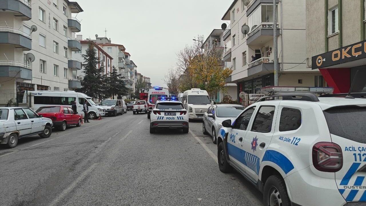 Kendini kilitlediği evini ateşe verdi