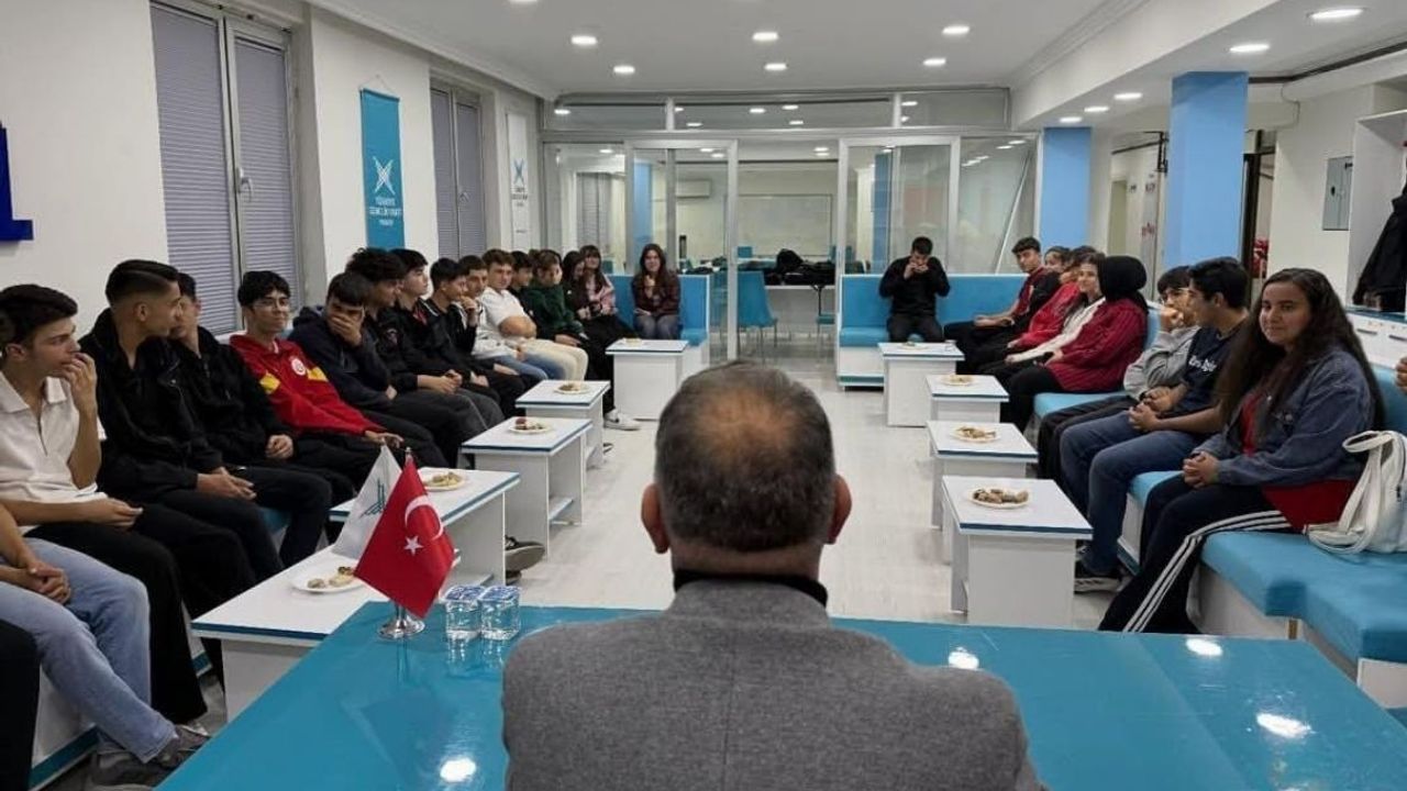 Ömer Açıkel TÜGVA gençleriyle tecrübelerini paylaştı