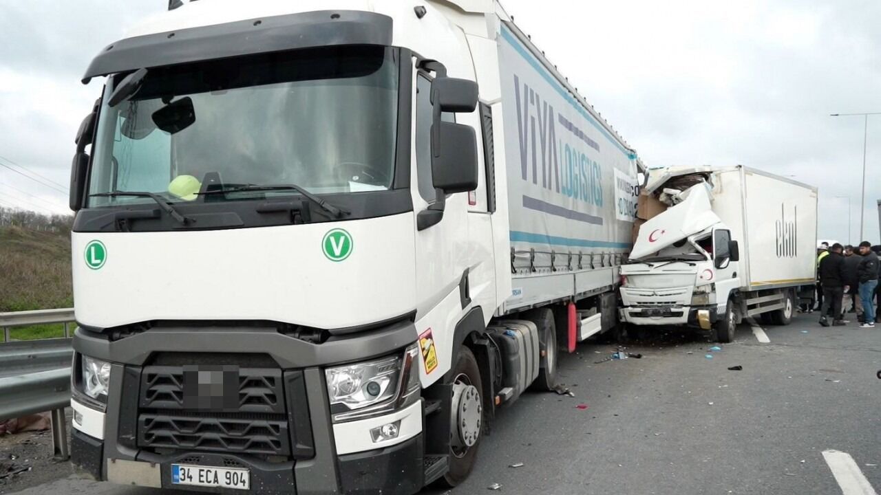 Otoyolda geri geri gelen tıra kamyonet çarptı: 1 ölü, 1 yaralı