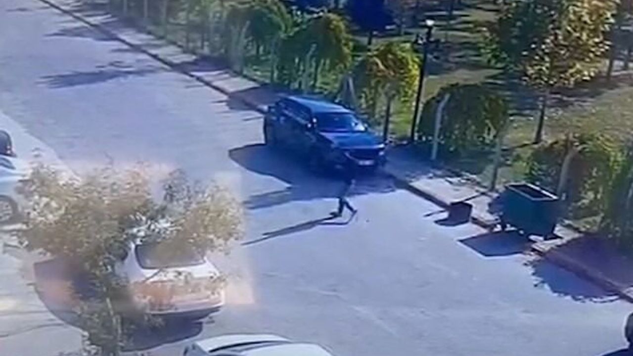 Para çalan şahıs, yüzünü saklamak yerine kameraya el salladı