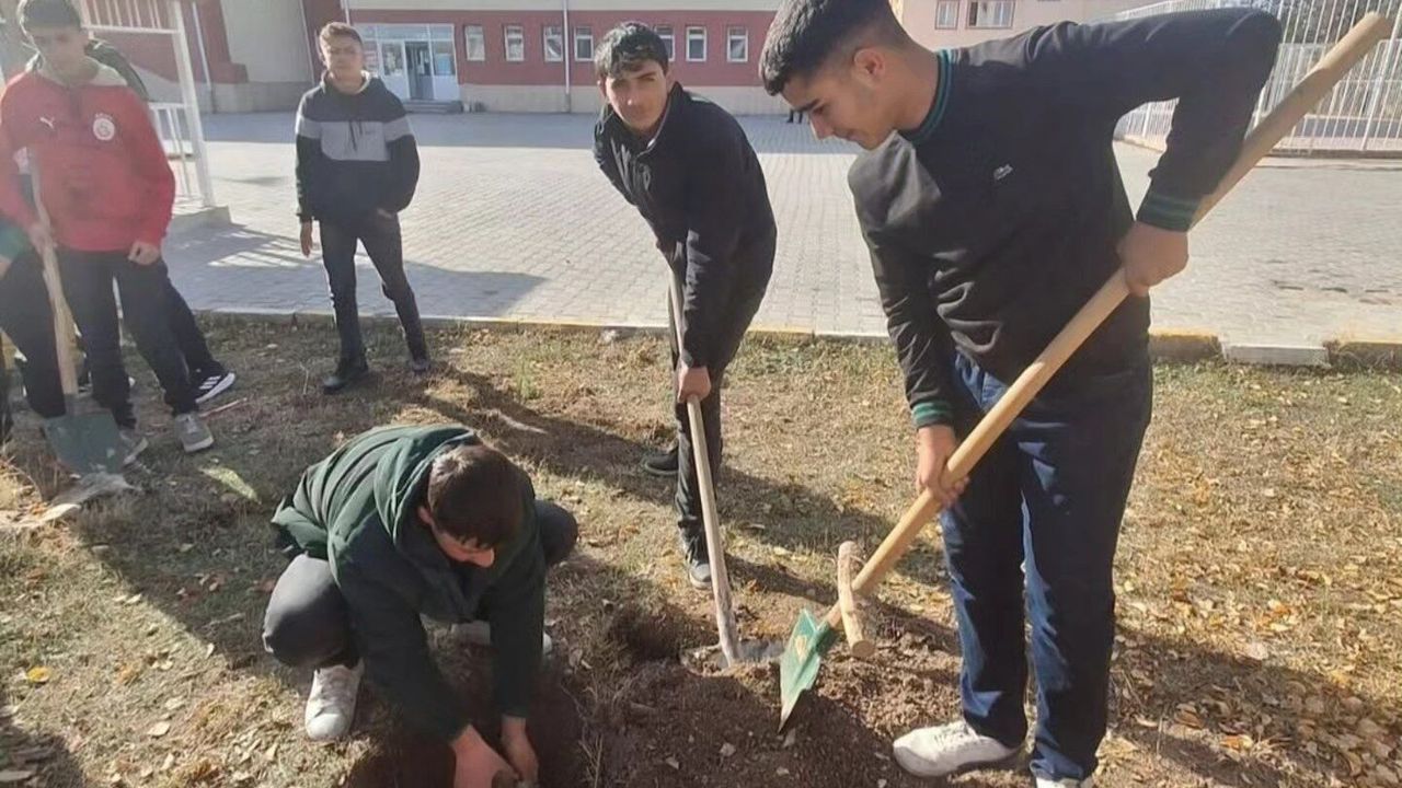 Boğazlıyan’da öğrenciler okul bahçesine fidan dikti