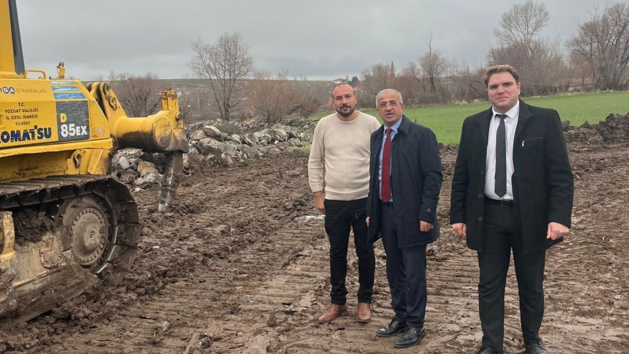İl Genel Meclis Üyesi Akdağ köydeki yol çalışmalarını sahada inceledi