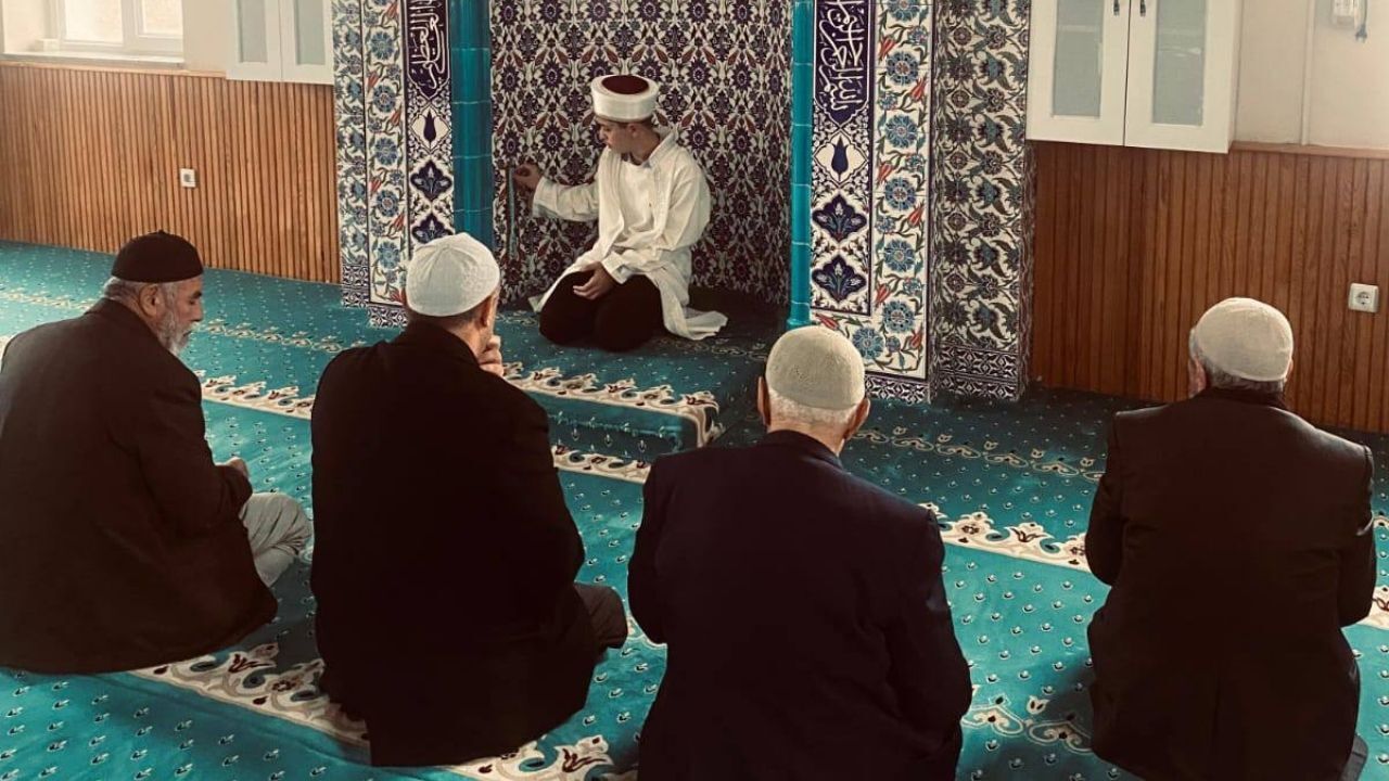 Sorgun’da örnek proje: Gençler camide görev aldı