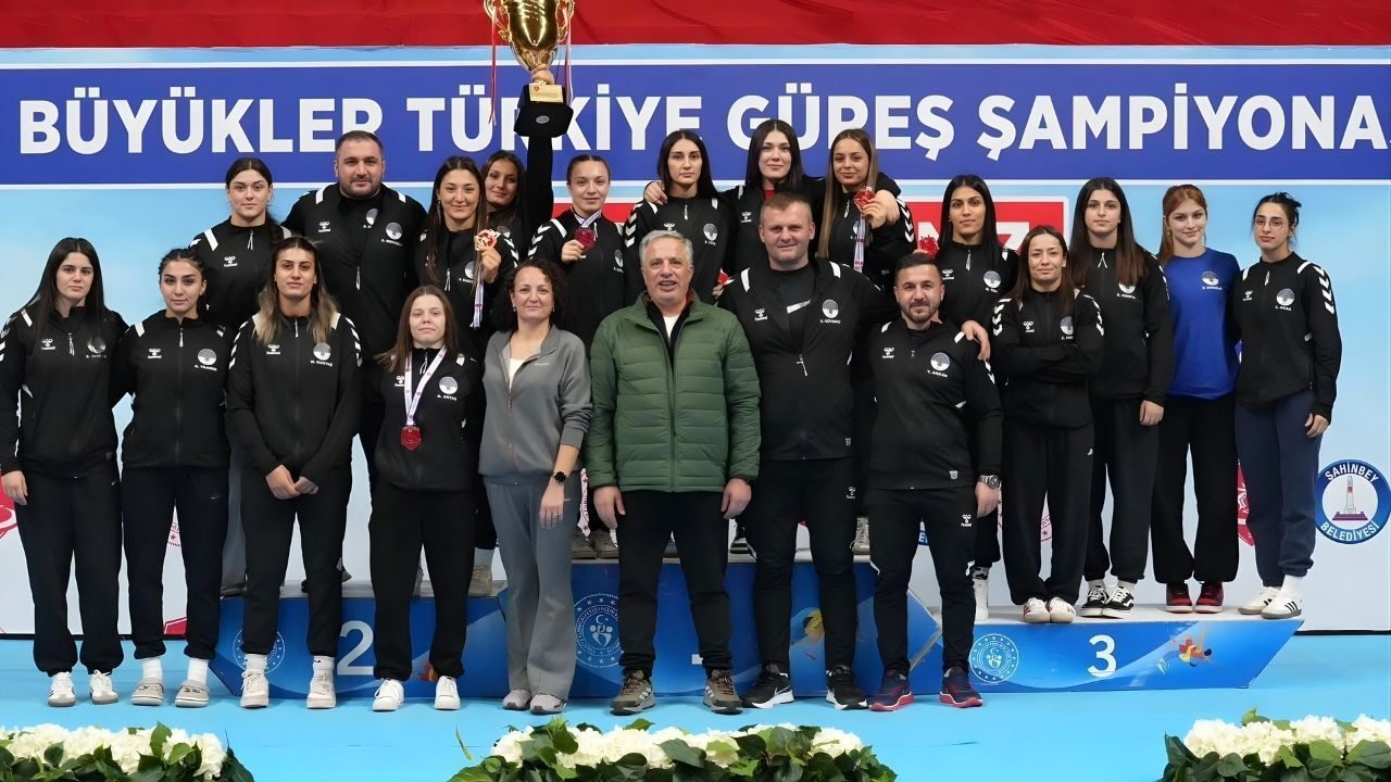 Yozgatlı güreşçi Beyzanur Erduman'dan Türkiye üçüncülüğü!