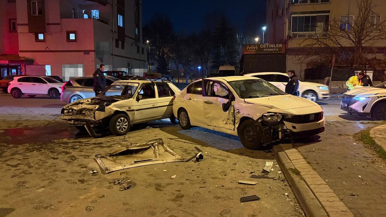 İki otomobil çarpıştı: Savrulan araç yayalara çarptı