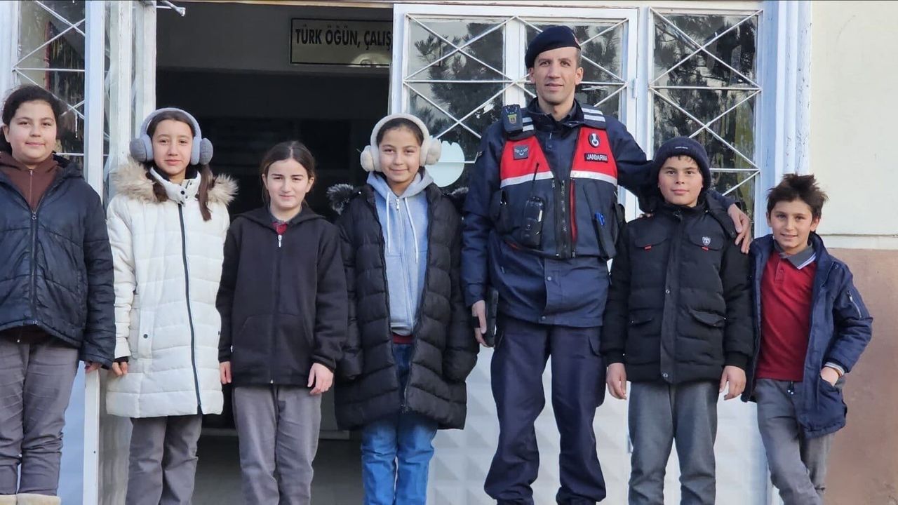 Akdağmadeni'nde okul çevrelerinde asayiş uygulaması