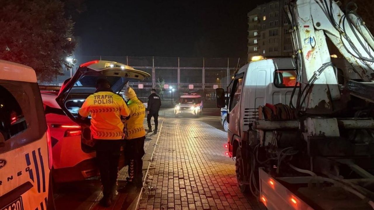 Alkollü sürücü polisten kaçtı, alkometreyi üflememek için direndi