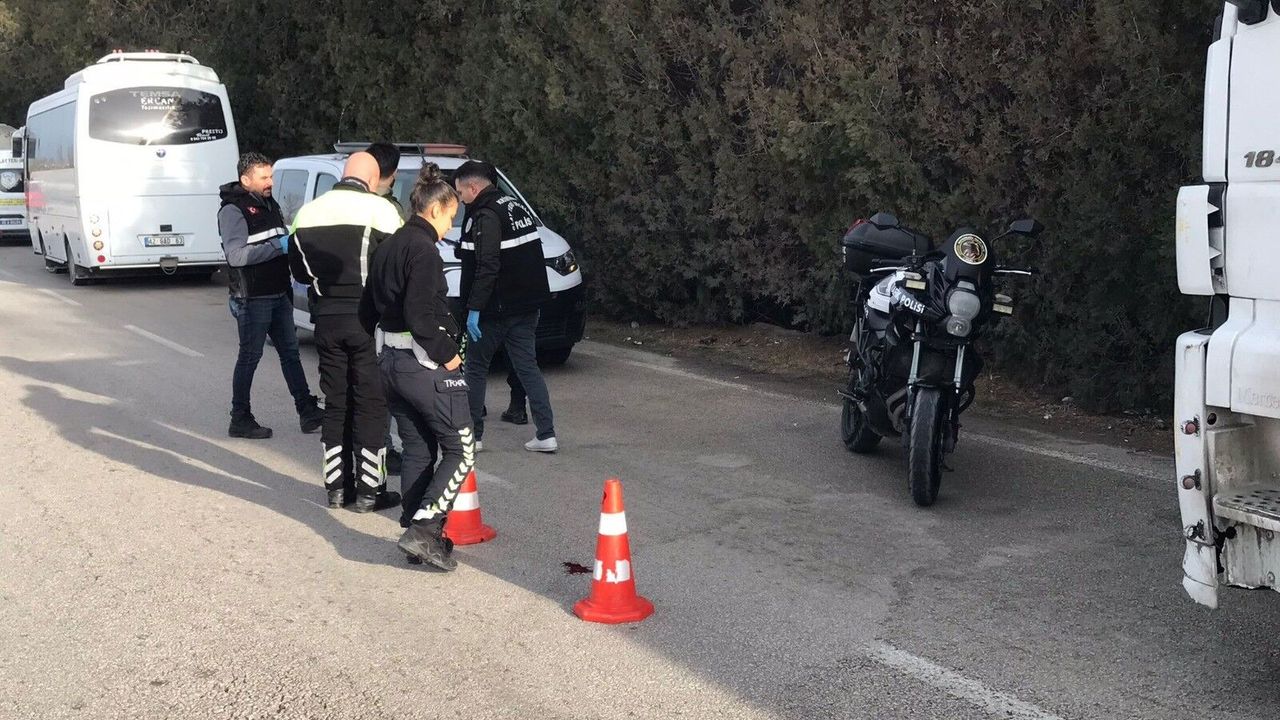Aracın yanında beklerken işçi servisi çarptı