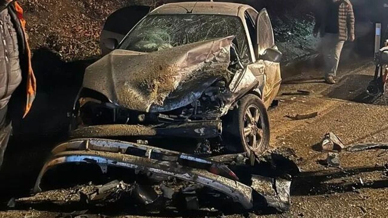 Korku dolu anlar: İki otomobil kafa kafaya çarpıştı 6 yaralı!