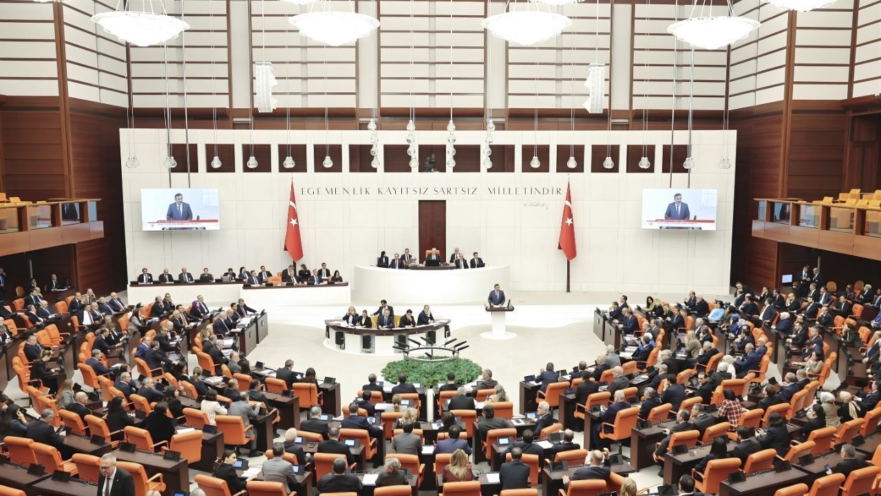 Meclis karıştı: Bütçe görüşmelerinde yumruklar konuştu!