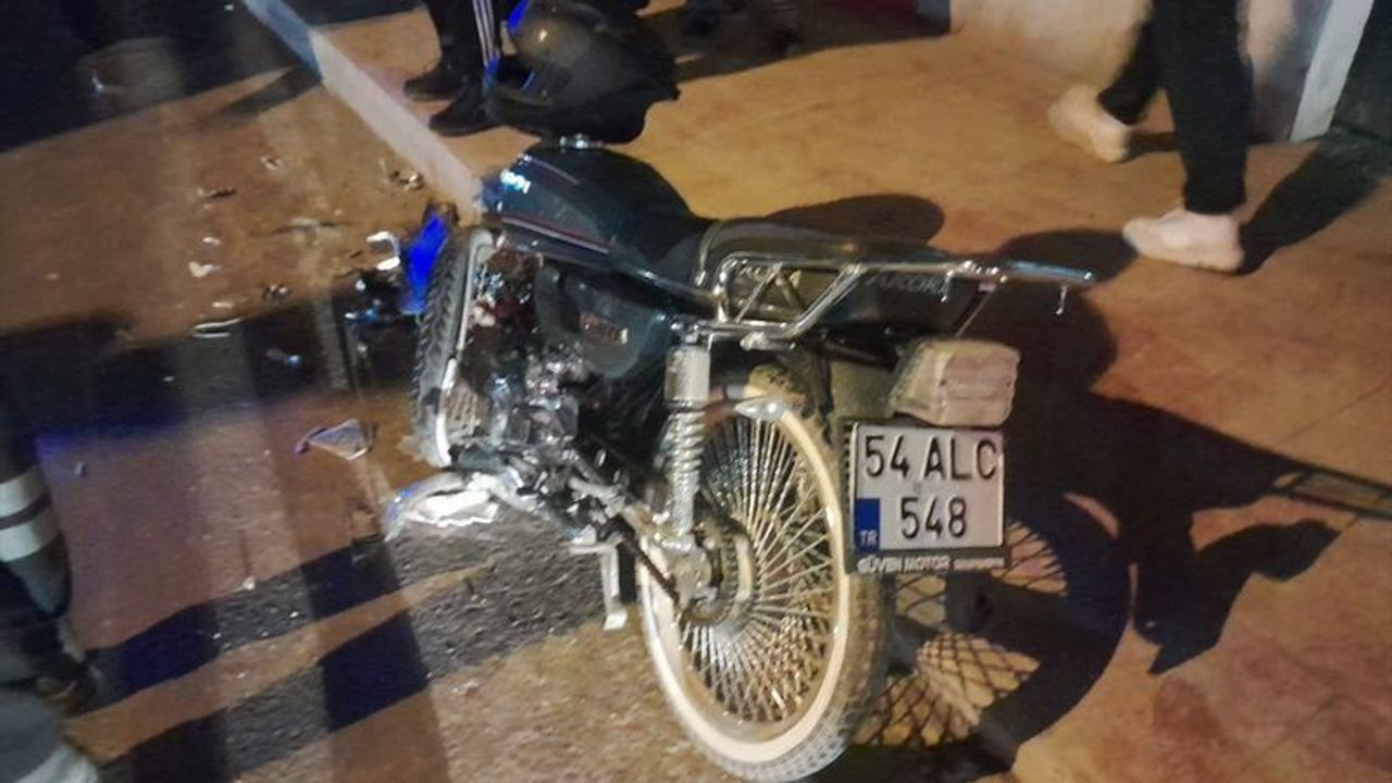 Panelvanla çarpışan motosikletteki genç kurtarılamadı