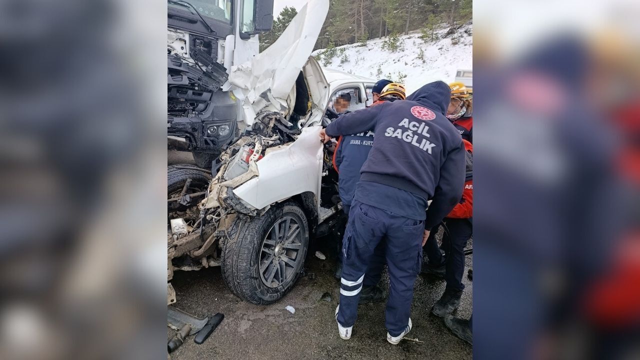Feci kaza: Kamyonet ile tır çarpıştı