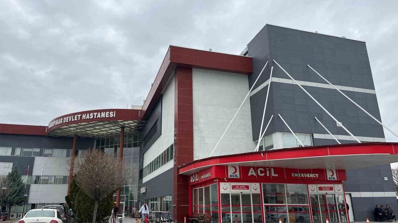 Buzlanan yolda motosiklet kazası: 1 yaralı