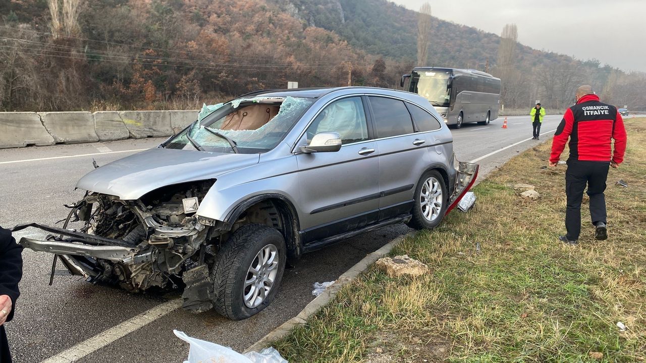 Lastiği patlayan otomobil takla attı: 3 yaralı